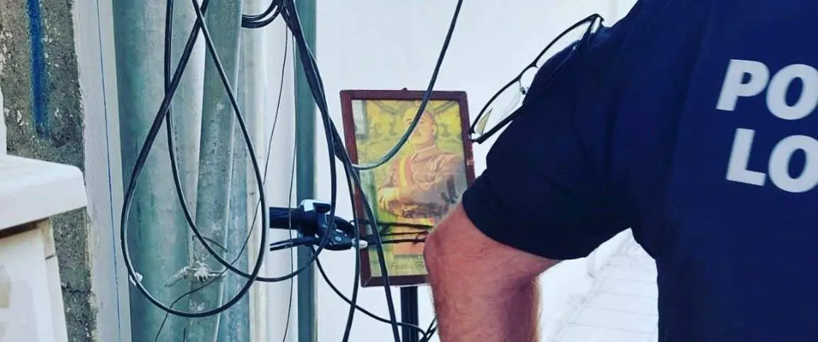 Embestidos dos militantes socialistas por un varón que conducía un patín con simbología franquista en Almería
