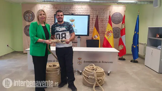La concejala de fiestas en funciones del Ayuntamiento de Benavente, Patricia Martín, y el empresario de la comarca Jesús Delgado, durante la presentación de las nuevas maromas. Fotografía: Interbenavente