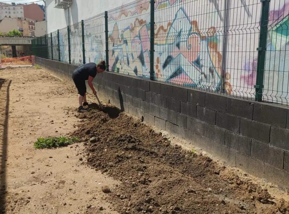 Miembros del equipo del Invictus cabando zanjas para evitar que el agua vuelva a entrar al local