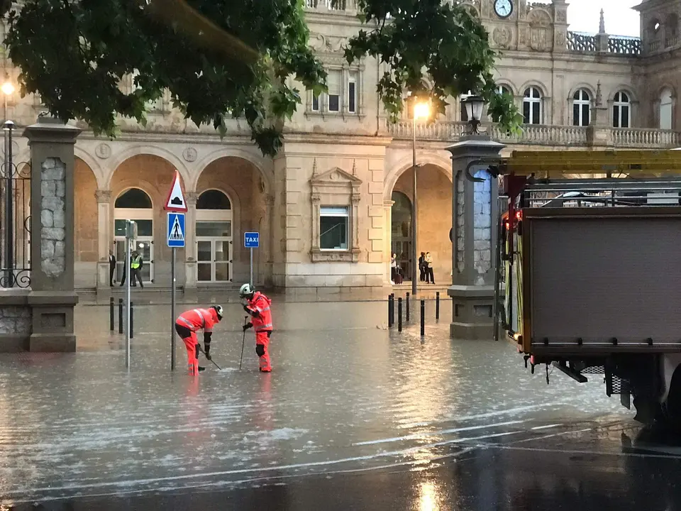 La lluvia anega de agua la rotonda de la estación de tren