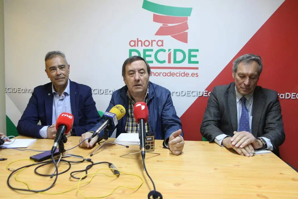El portavoz de Ahora Decide, José Martín Pérez, junto a los alcaldes de Gema y Villanueva del Campo