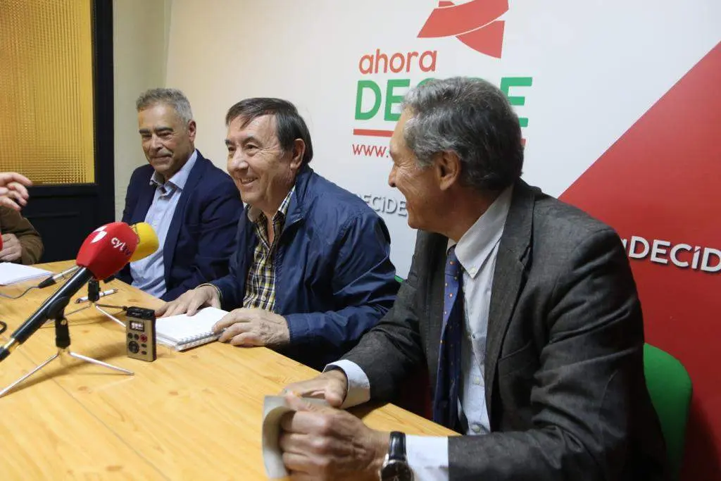 El portavoz de Ahora Decide y alcalde de Almaraz de Duero, José Martín, (en el centro), junto a los alcaldes de Gema y Villanueva del Campo, Luis Enrique Díez y Felipe Blanco