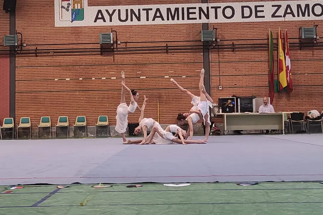 El Manuel Camba baila a ritmo de gimnasia rítmica con Mapecca (3)