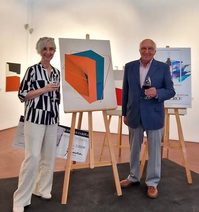 Manuel Fariña y la artista ganadora, Pepa Satué Ripoll