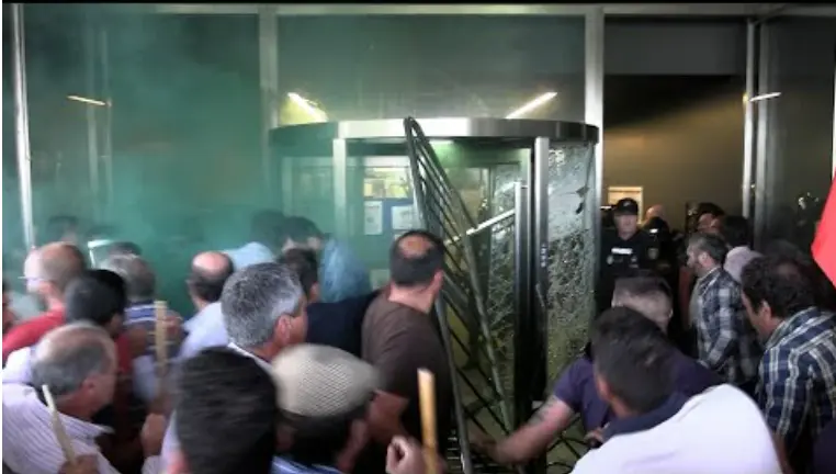 Protesta de los ganaderos salmantinos a las puertas de la Delegación Territorial de la Junta. Fotografía: Salamanca RTV Al Día a través de EP