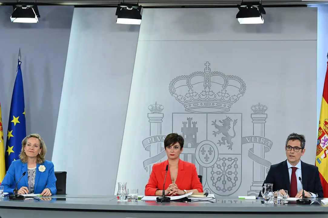 La ministra portavoz junto a la ministra de Asuntos Económicos y el ministro de la Presidencia, en la rueda de prensa tras el Consejo de Ministros Pool Moncloa/Borja Puig de la Bellacasa