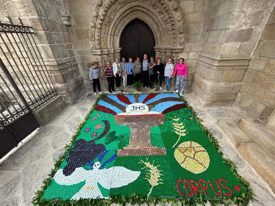 Alfombra de tapones reciclados para el Corpus Christi realizada por las mujeres de Fermoselle. Fotografía: CEDIDA