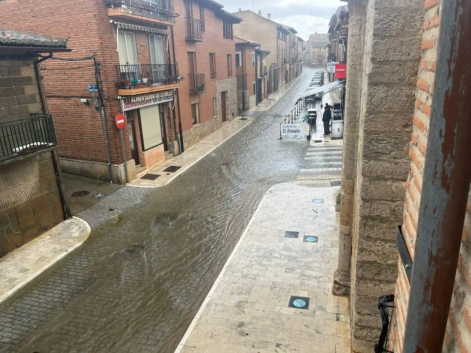 El agua baja por una de las calles de la villa. Imagen de Rocío Gato