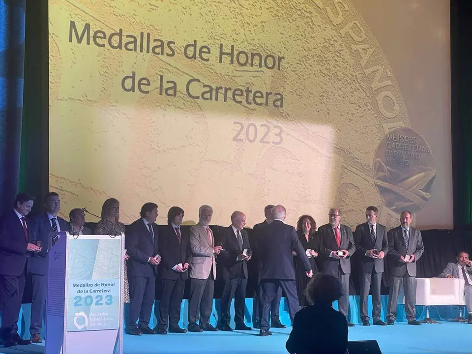 entrega medallas de oro de la carretera