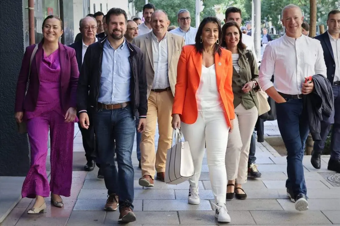 El secretario general del PSOE de Castilla y León, Luis Tudanca, junto a los miembros del Comité Federal