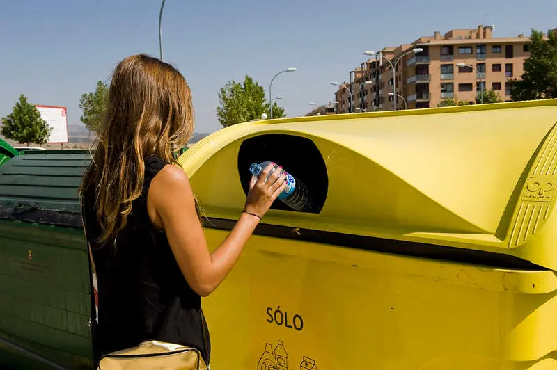 Contenedor amarillo para el reciclaje de plásticos y bricks. Fotografía: Ecoembes