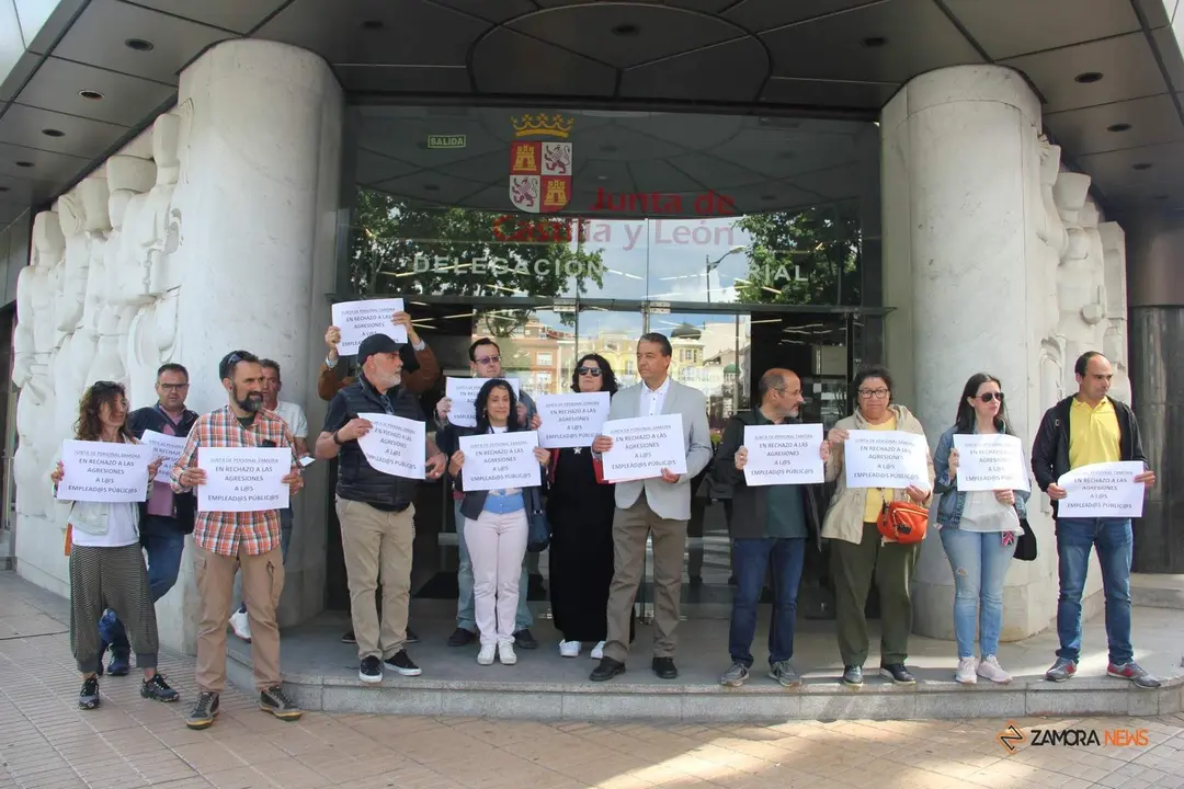 Trabajadores y miembros de la Junta de Personal Funcionario de los Servicios Territoriales de Zamora durante la protesta a las puertas de la sede
