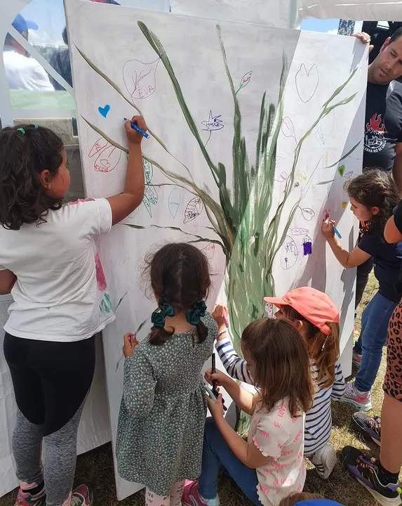 El árbol de la esperanza, una de las actividades realizadas durante el festival solidario de Villanueva de Valrojo
