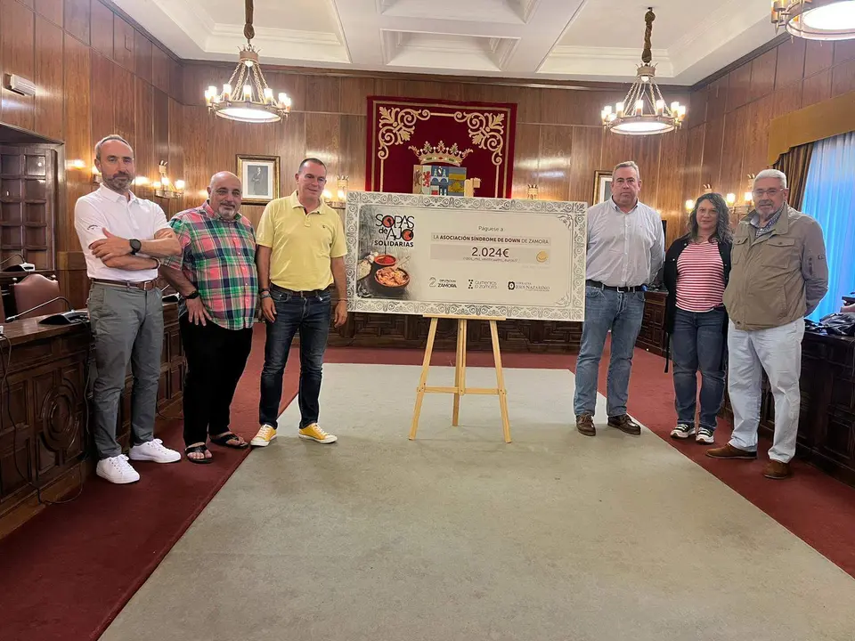 entrega cheque sopas de ajo solidarias