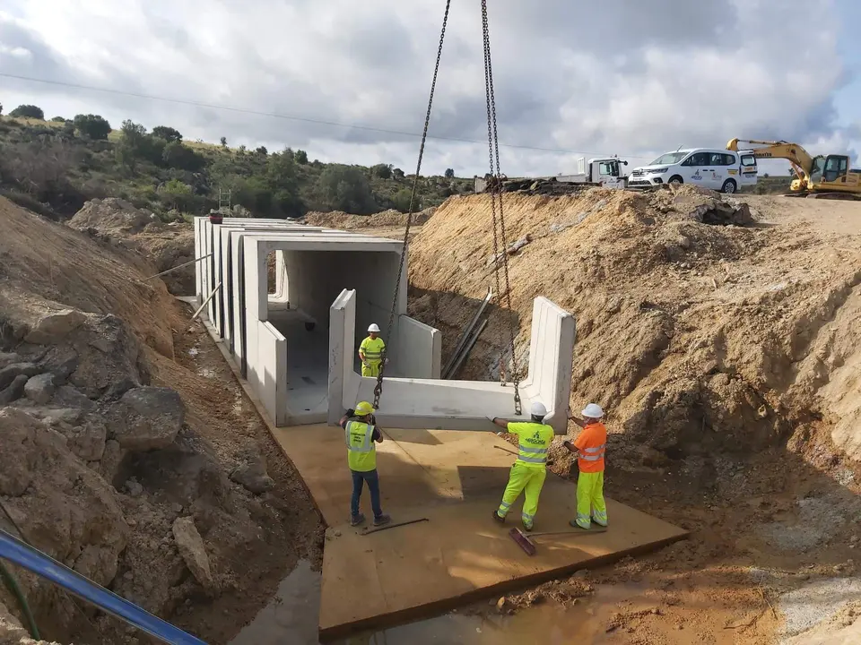 Instalación del marco prefabricado en la carretera ZA-912 (1)