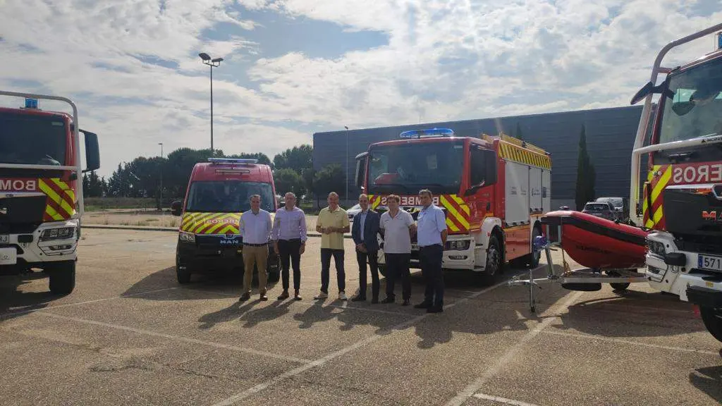 nuevos vehículos y una embarcación de salvamento