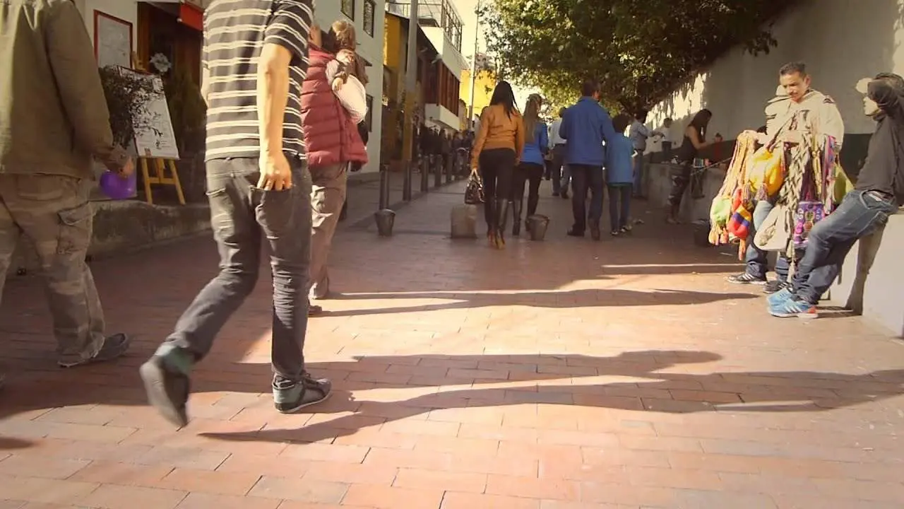 personas caminando por la calle