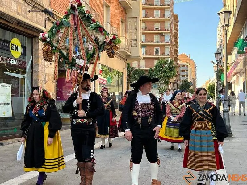 Desfile de indumentaria tradicional (32)