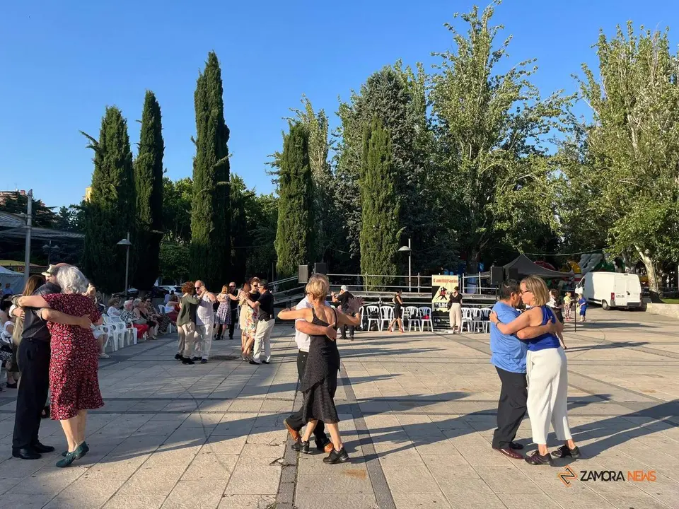 Tango argentino en la plaza de La Marina_8