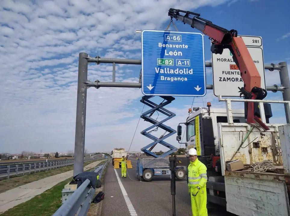 Obras de colocación de cartel en la A-55 a la altura del pk 285+800