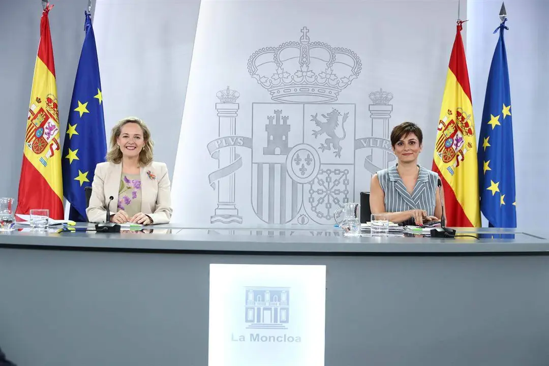 La ministra de Política Territorial y portavoz del Gobierno, Isabel Rodríguez, y la vicepresidenta primera y ministra de Asuntos Económicos y Transformación Digital, Nadia Calviño