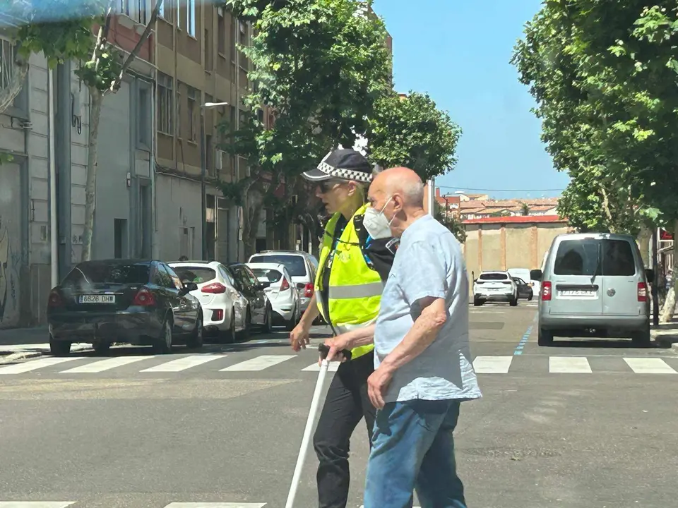 Policía ayudando a un anciano a cruzar la calle en Zamora