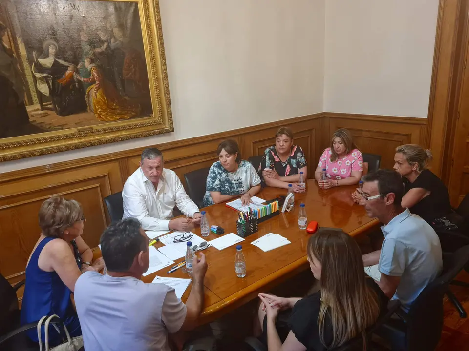 Reunión presidente Diputación con representes sindicales servicio de limpieza