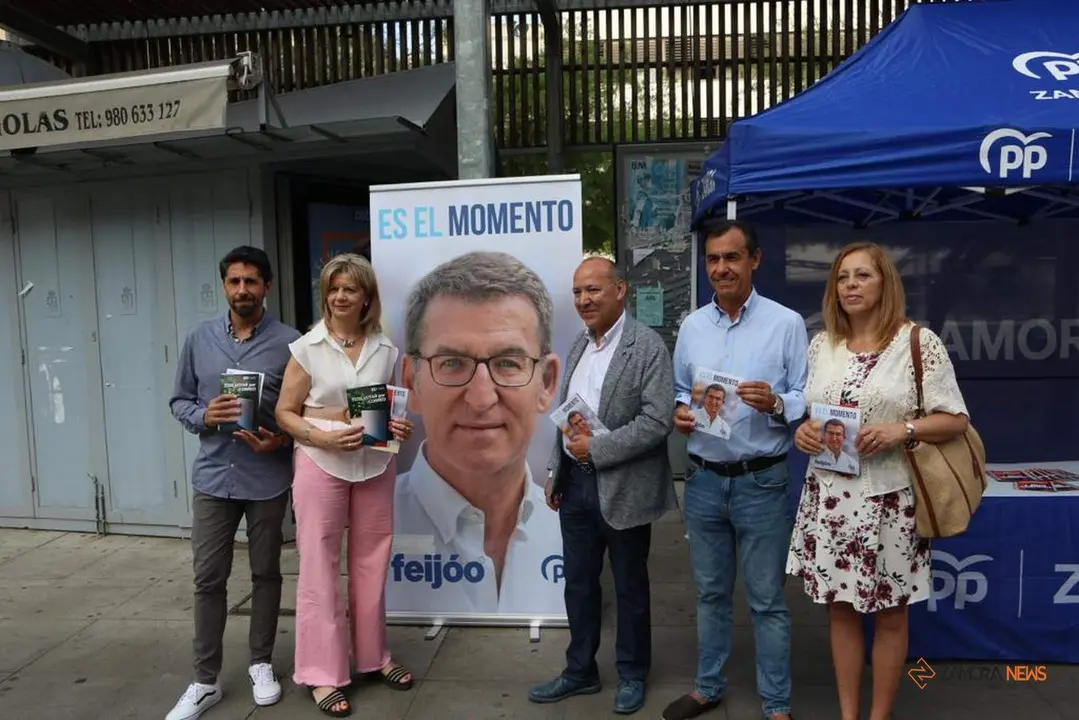 Los cabeza de lista de ambas candidaturas, Elvira Velasco Morillo y José María Barrios Tejero, en la Mesa Informativa del PP con motivo del 23J