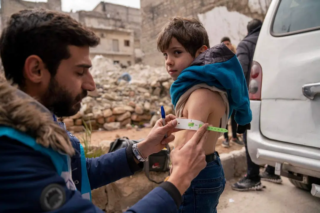 Un voluntario de UNICEF asiste a la población durante los terremotos de Turquía y Siria. Fotografía: UNICEF España