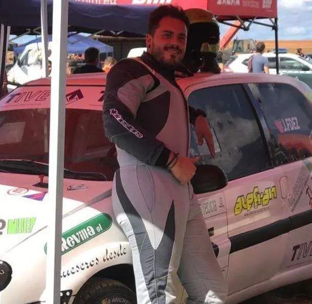 Javier Fernández junto al coche con el que se proclamó subcampeón regional