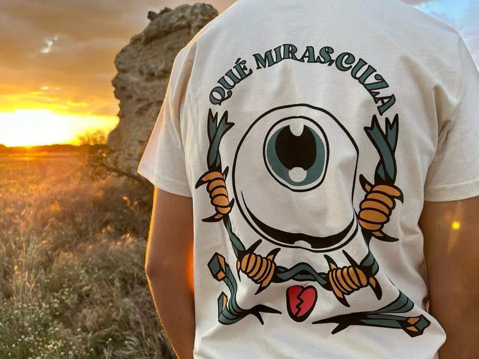 Camisetas con expresiones locales zamoranas impulsadas bajo la marca 'Lumbre. Fotografía: CEDIDA