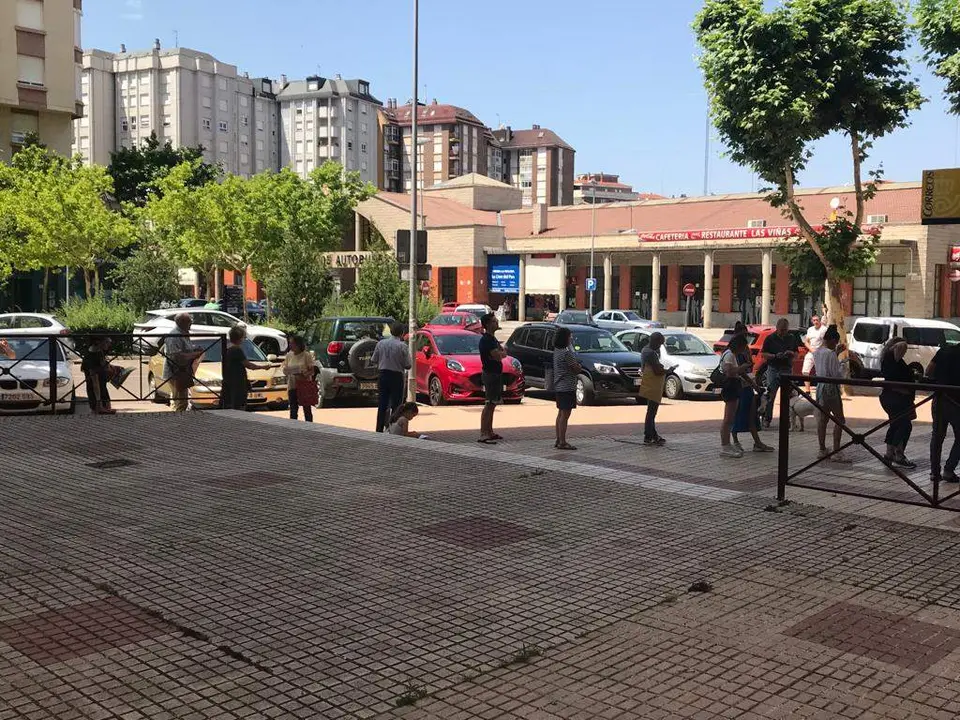 Colas en el Correos de Jiménez de Quesada para emitir el voto de las elecciones del 23J
