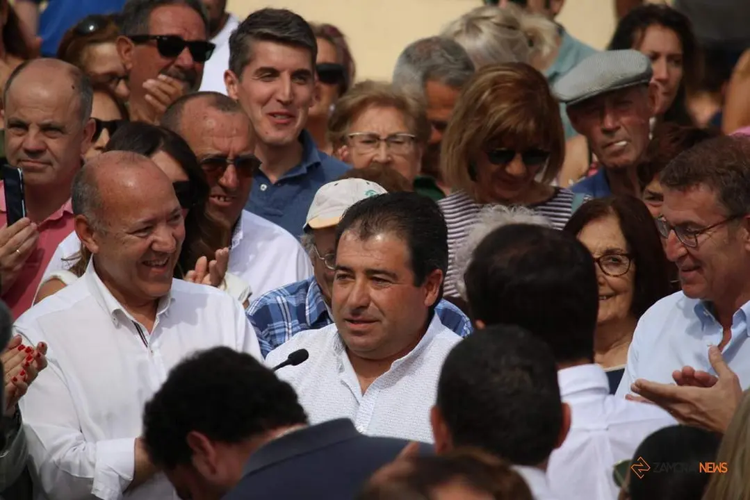 José Miguel Bermejo, alcalde de Corrales del Vino, durante la visita de Alberto Núñez Feijóo a Corrales del Vino durante la campaña electoral del 23J_16