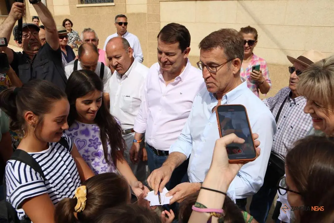 Visita de Alberto Núñez Feijóo a Corrales del Vino durante la campaña electoral del 23J_24