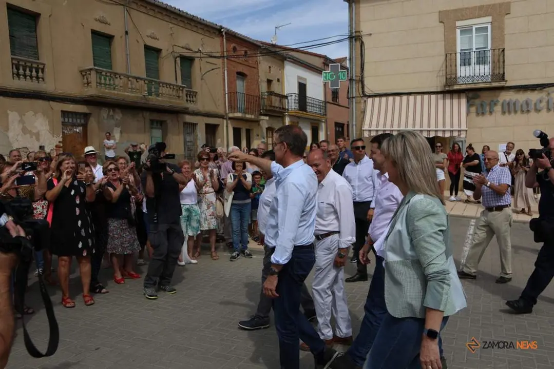 Visita de Alberto Núñez Feijóo a Corrales del Vino durante la campaña electoral del 23J_22