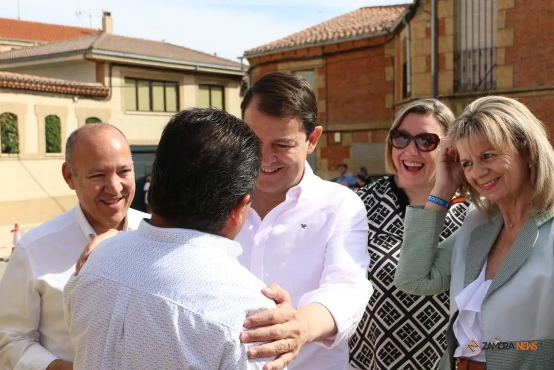 Visita de Alberto Núñez Feijóo a Corrales del Vino durante la campaña electoral del 23J_36
