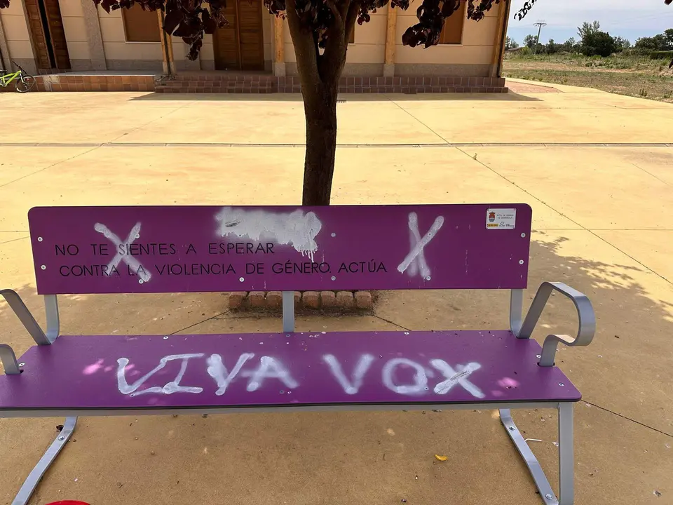 Bancos vandalizados contra la violencia de género en Granja de Moreruela