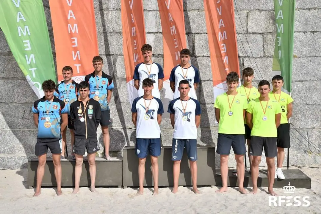 El equipo juvenil masculino del C.D. Salvamento y Socorrismo de Benavente formado por Guillermo Revilla, Diego Corcoba, David Piñán y David del Pozo en el Campeonato de España Juvenil y Júnior en la playa de Orzan en La Coruña