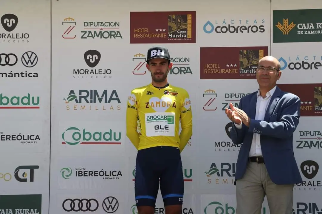 Pol Hervás luce el primer maillot amarillo en el estreno de la 40 Vuelta Ciclista a Zamora. Fotografía: Vuelta a Zamora