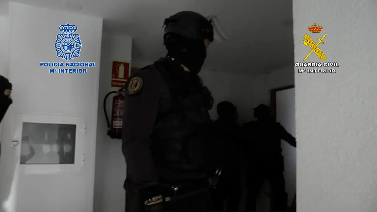 Agentes de la Guardia Civil, en una operación conjunta con la Policía Nacional