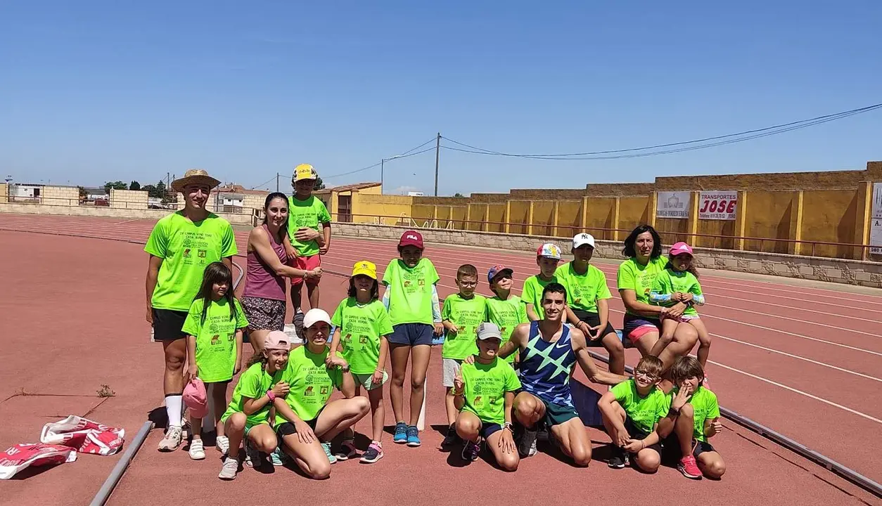 Jesús Gómez y Solange con los peques del Campus Vino Toro Caja Rural