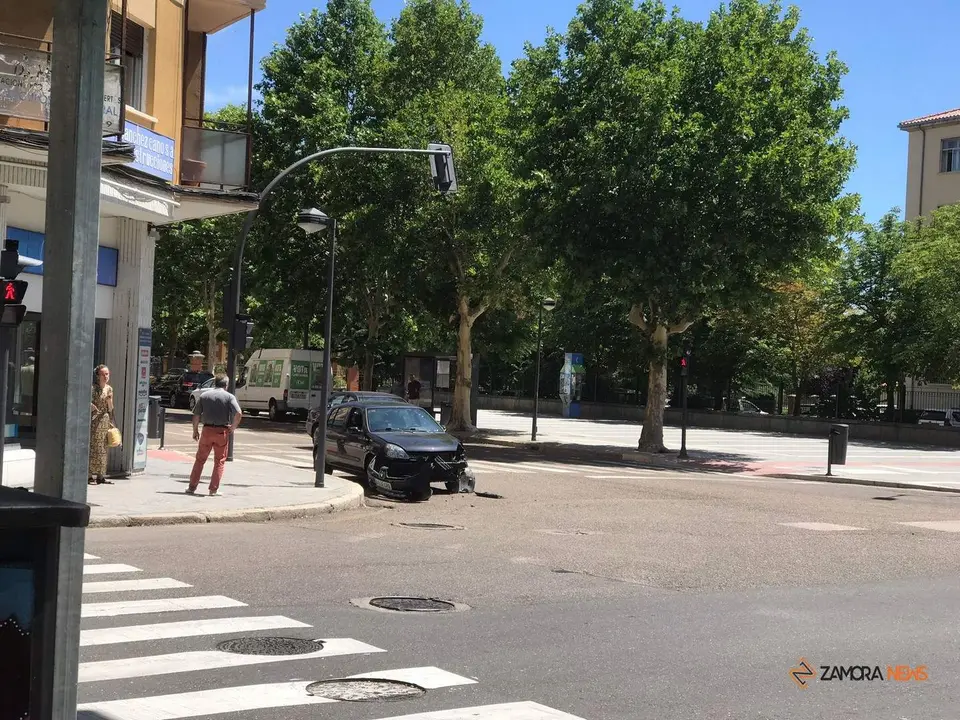 Estado en el que ha quedado uno de los vehículos accidentados en la avenida Requejo