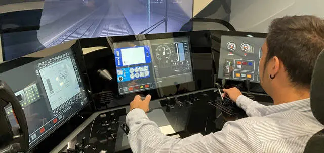 Futuro maquinista de Renfe en la escuela de conducción de Oviedo