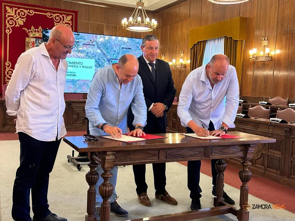 Firma del convenio de colaboración entre Javier Faúndez y los alcaldes de Roales del Pan, La Hiniesta y Andavías