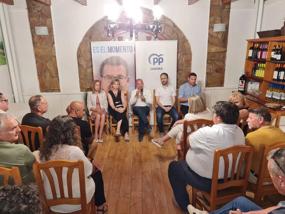 Reunión con alcaldes y concejales de Tierra del Pan en Montamarta