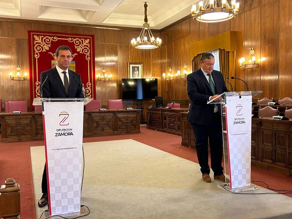Reunión entre el presidente de la Diputación de Zamora, Javier Faúndez, y el presidente de la Cámara Municipal de Bragança, Hernani Dias