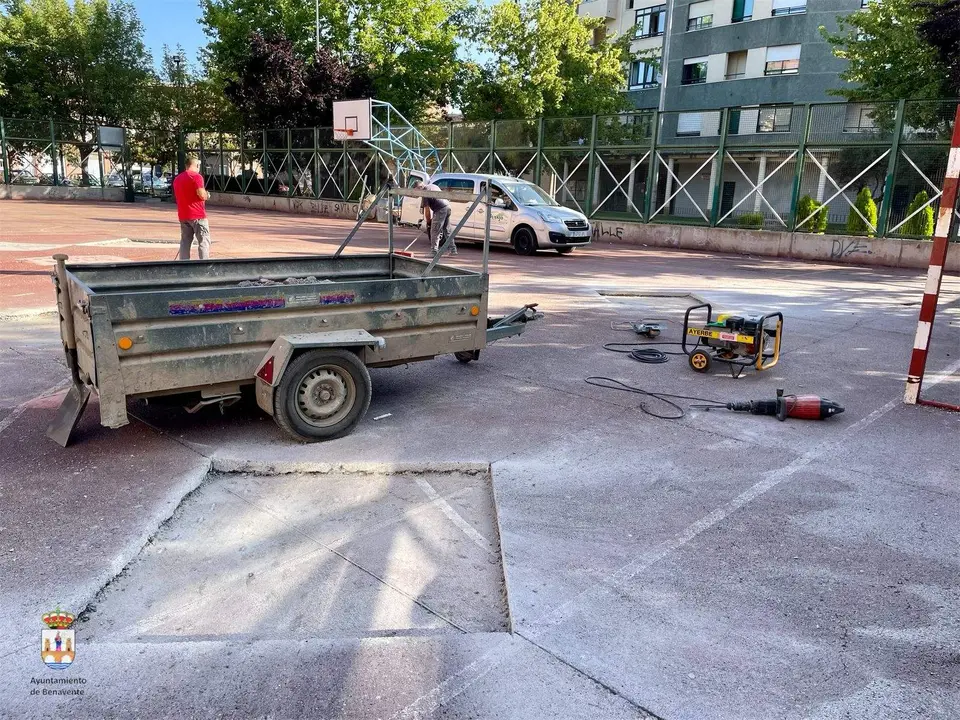 reparación pista polideportiva Barrio Santa Ana. Fotografía: Ayuntamiento de Benavente