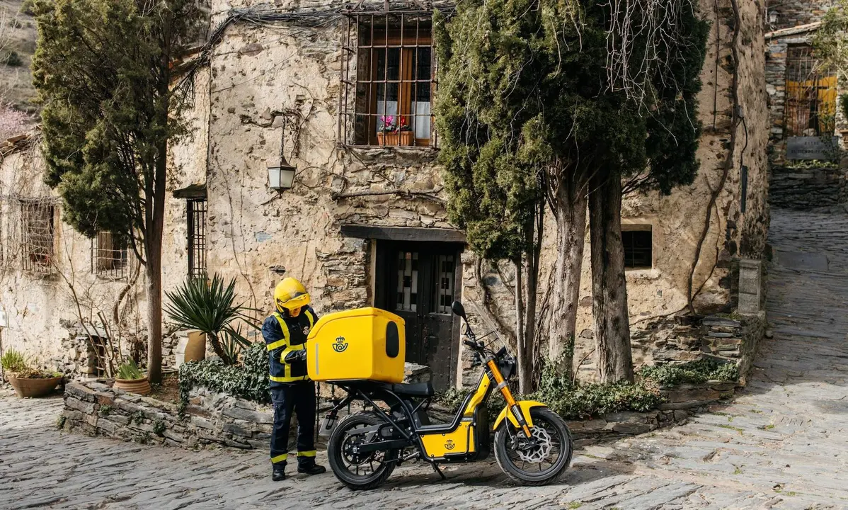 Repartidor de Correos en el medio rural. Fotografía: Correos