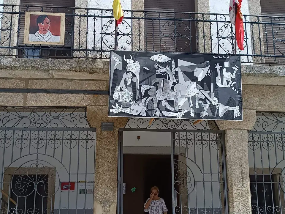 Versión de El Gernica de Picasso colgado en el balcón del Ayuntamiento de Bermillo de Sayago. Fotografía: CEDIDA