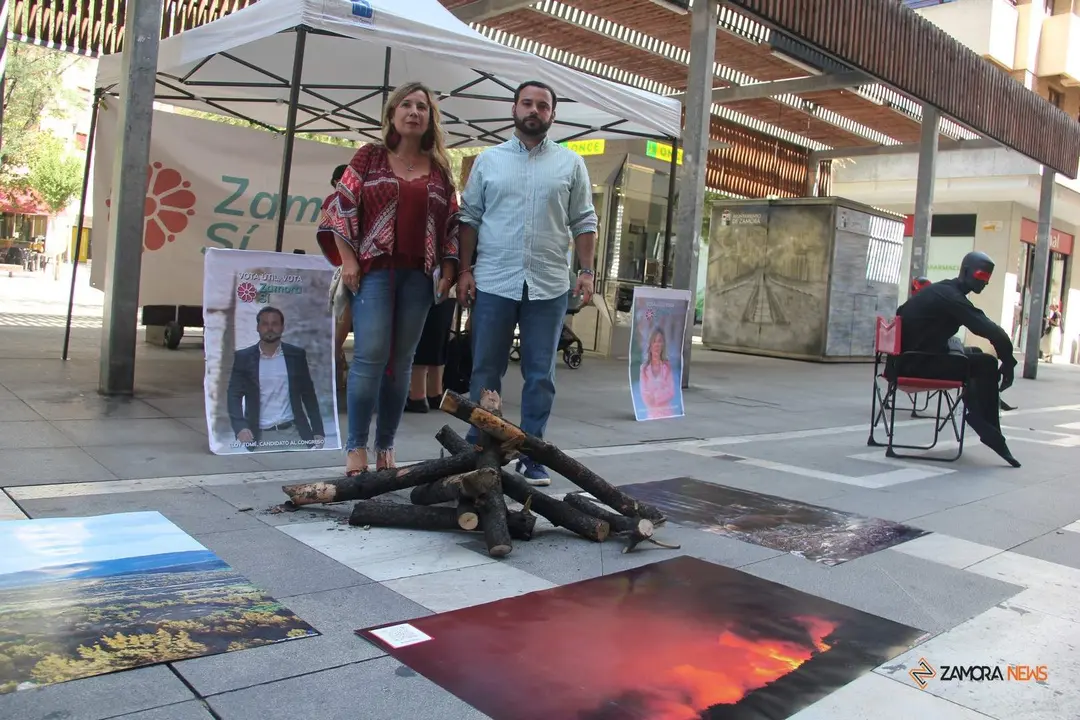 Eloy Tomé y Rocío Ferrero junto a los restos de madera calcinada de la Sierra de la Culebra